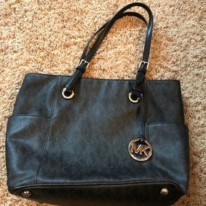 Black multi-pocket purse